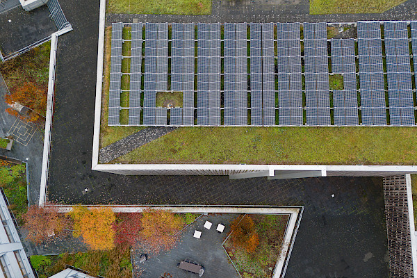 Clean lines and rhythm – solar panels at Westside Bern seen from above.